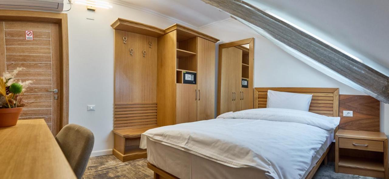 Hotel Eden Ръмнику Сарат Екстериор снимка