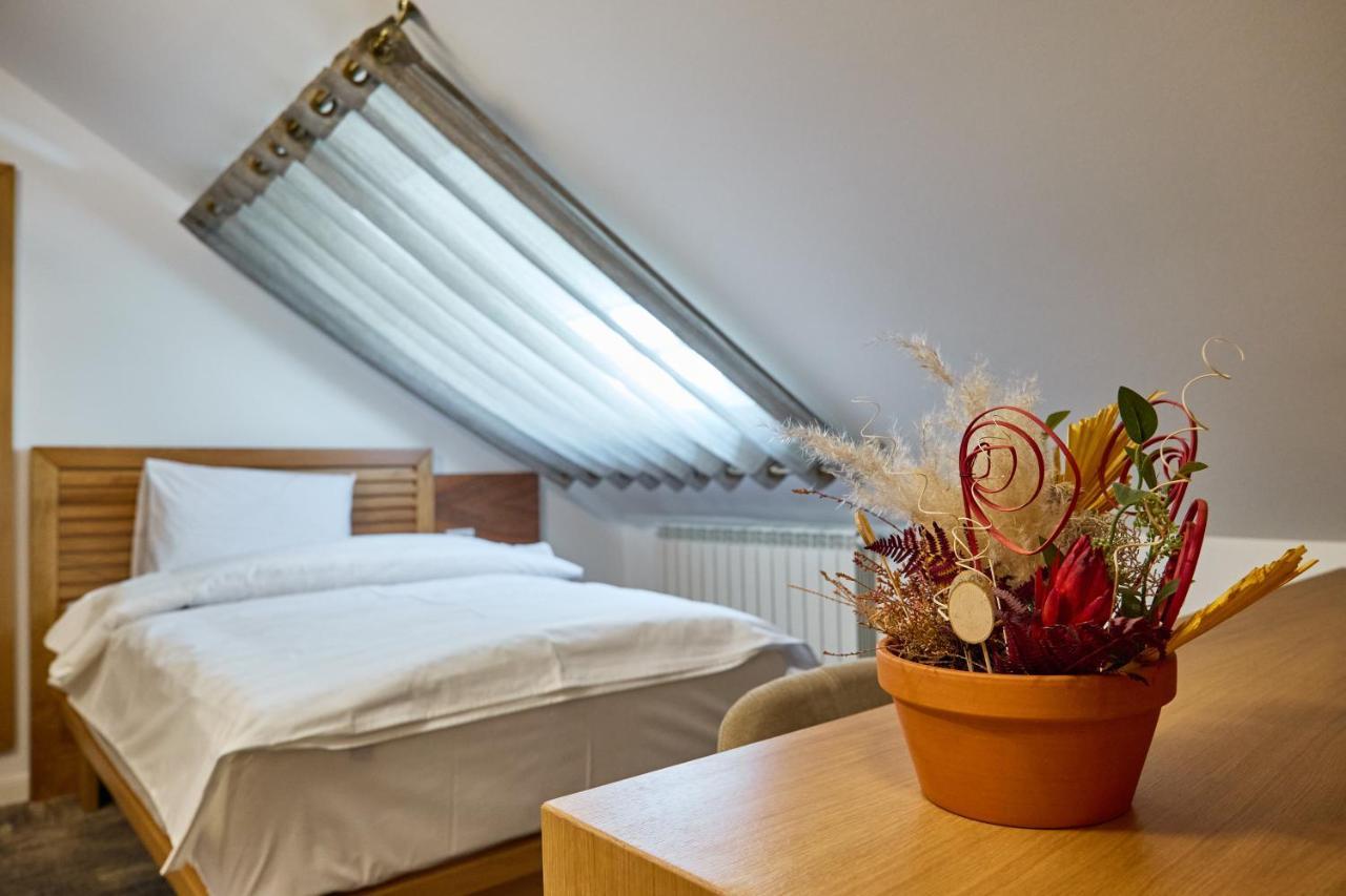 Hotel Eden Ръмнику Сарат Екстериор снимка