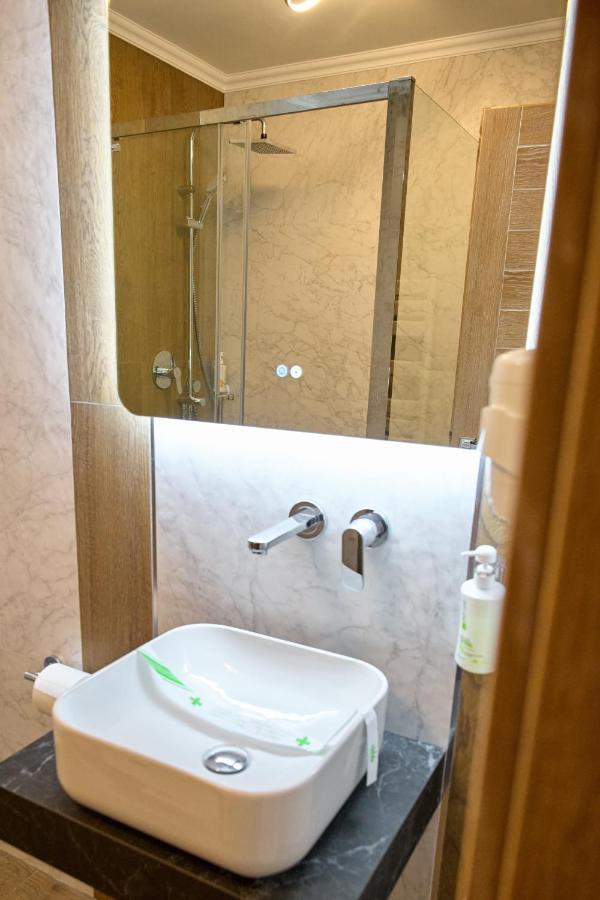 Hotel Eden Ръмнику Сарат Екстериор снимка