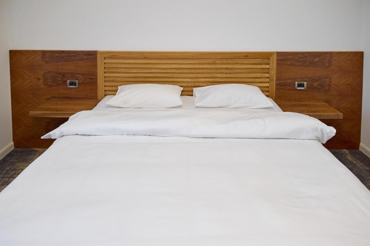 Hotel Eden Ръмнику Сарат Екстериор снимка
