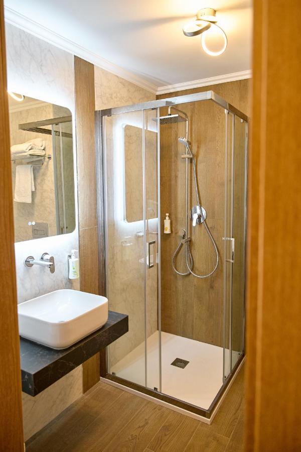 Hotel Eden Ръмнику Сарат Екстериор снимка