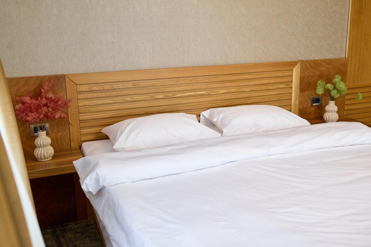 Hotel Eden Ръмнику Сарат Екстериор снимка