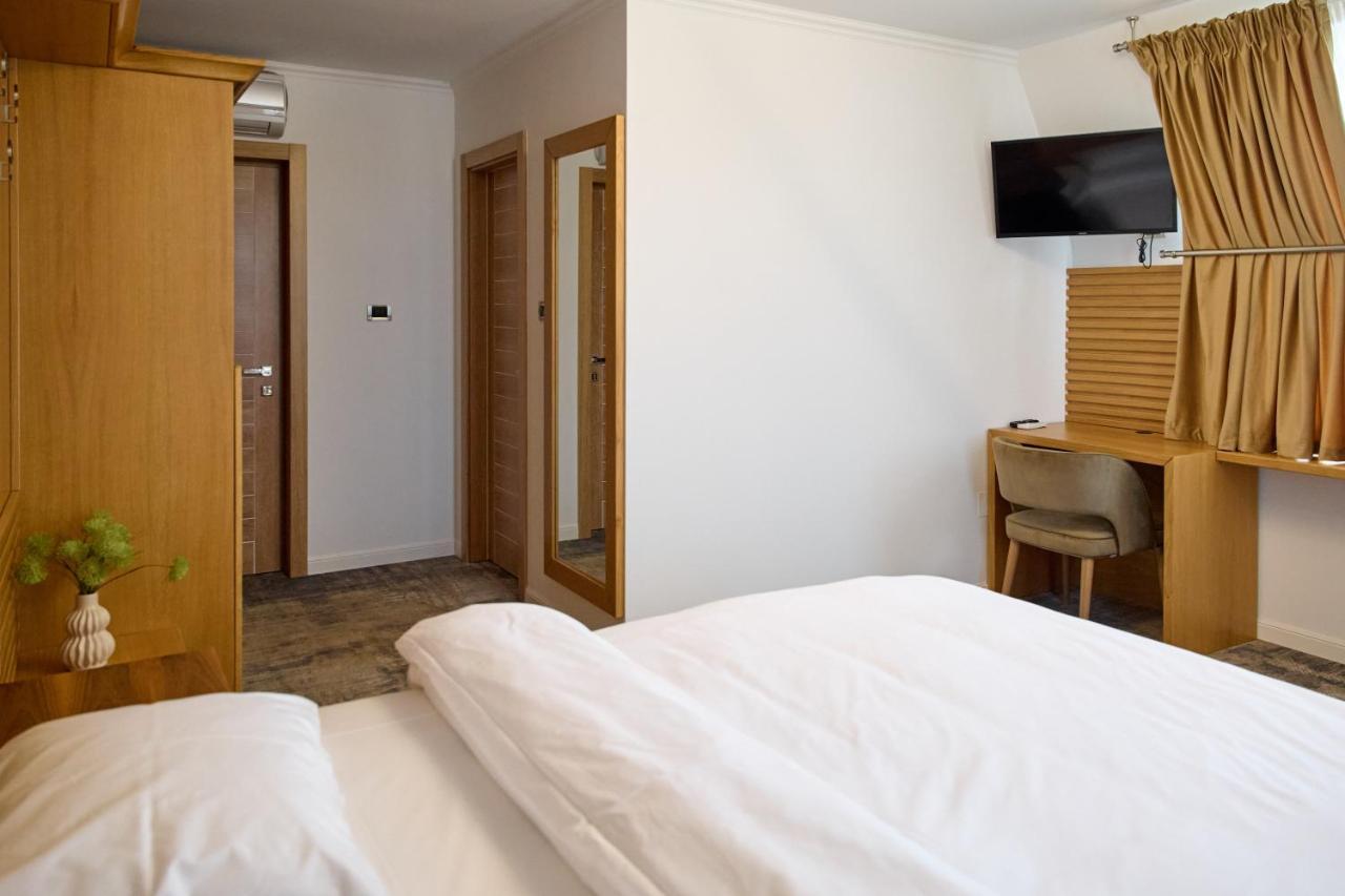 Hotel Eden Ръмнику Сарат Екстериор снимка