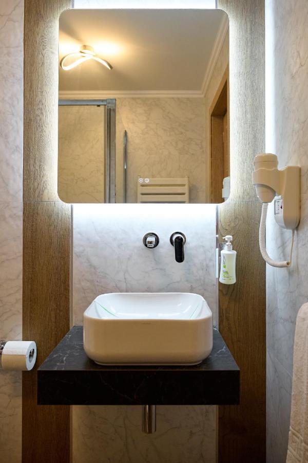 Hotel Eden Ръмнику Сарат Екстериор снимка