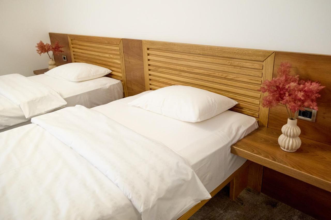 Hotel Eden Ръмнику Сарат Екстериор снимка