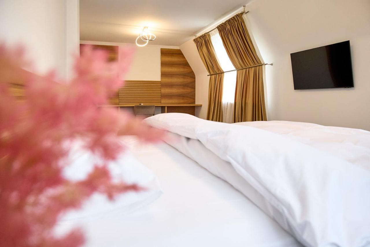 Hotel Eden Ръмнику Сарат Екстериор снимка