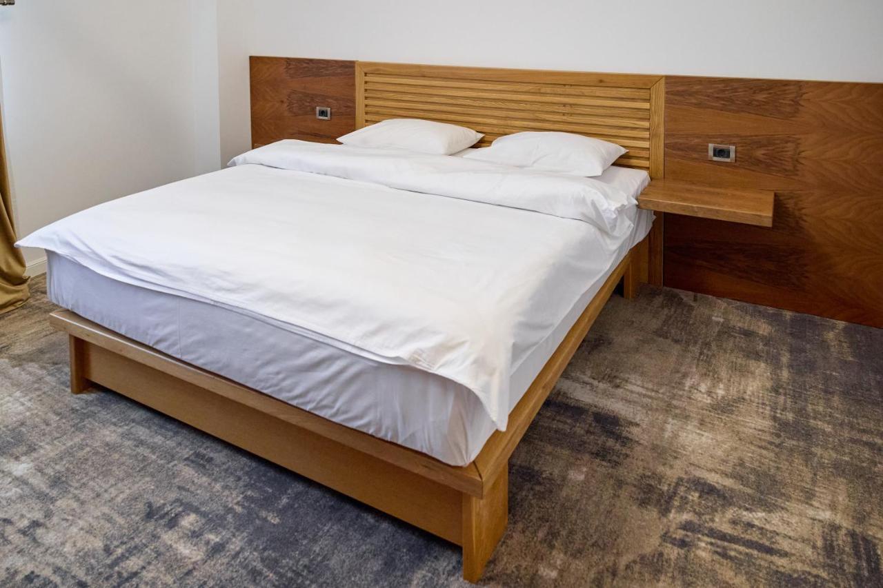 Hotel Eden Ръмнику Сарат Екстериор снимка